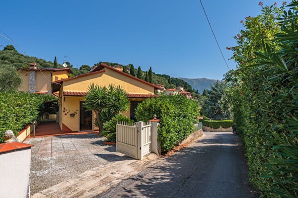casa indipendente in vendita a Massarosa in zona Bargecchia