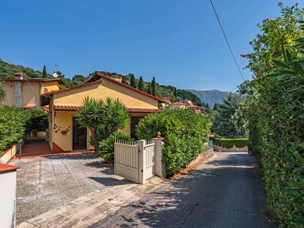 casa indipendente in vendita a Massarosa in zona Bargecchia