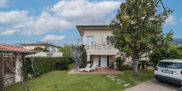 casa indipendente in vendita a Massarosa in zona Piano di Mommio