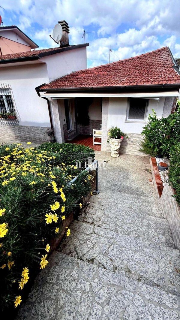 intera palazzina in vendita a Massarosa in zona Stiava