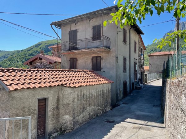 casa indipendente in vendita a Minucciano in zona Gramolazzo
