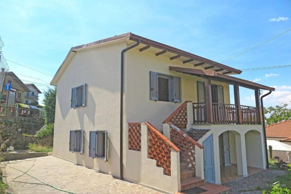 casa indipendente in vendita a Minucciano in zona Albiano