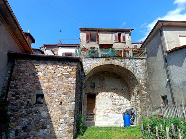 casa indipendente in vendita a Minucciano in zona Gramolazzo