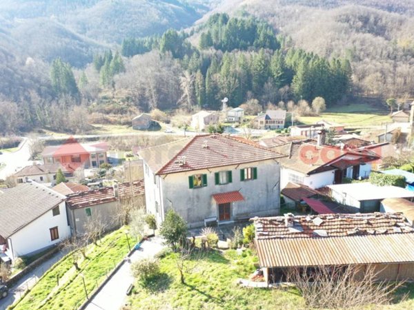 casa indipendente in vendita a Minucciano in zona Gramolazzo