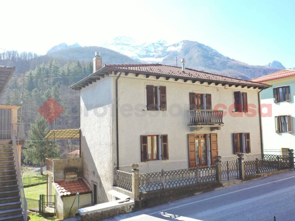 casa indipendente in vendita a Minucciano in zona Gramolazzo