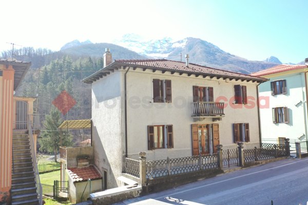 casa indipendente in vendita a Minucciano in zona Gramolazzo