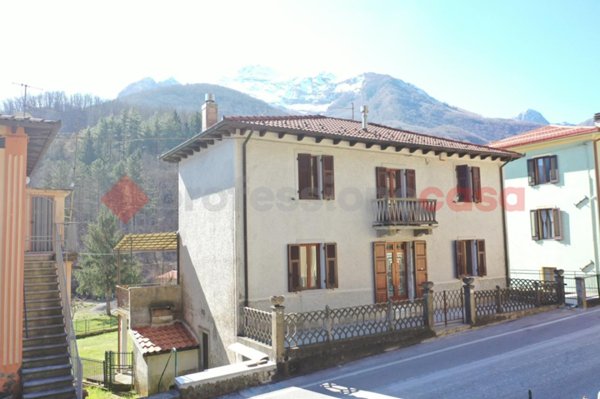 casa indipendente in vendita a Minucciano in zona Gramolazzo