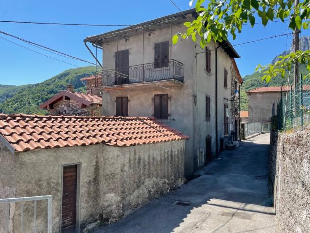 casa indipendente in vendita a Minucciano in zona Gorfigliano