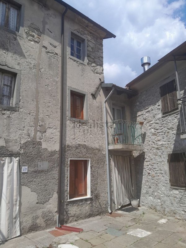 casa indipendente in vendita a Minucciano in zona Gorfigliano