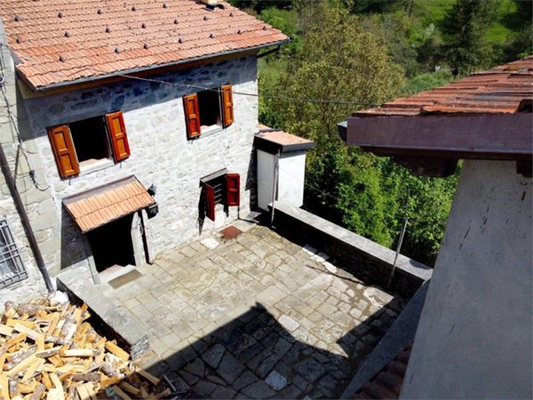 casa indipendente in vendita a Minucciano in zona Gorfigliano