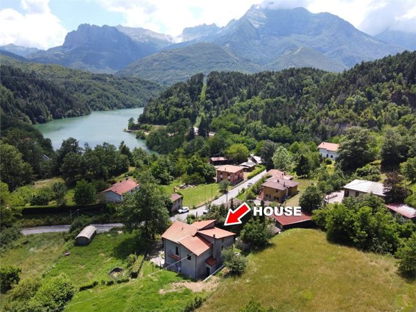 casa indipendente in vendita a Minucciano in zona Gramolazzo