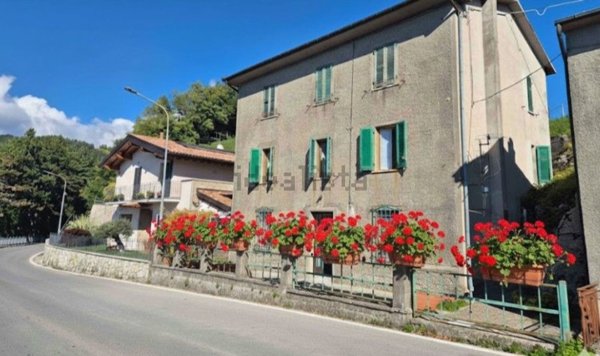 casa indipendente in vendita a Minucciano in zona Sermezzana