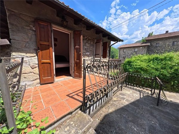 casa indipendente in vendita a Minucciano in zona Gorfigliano