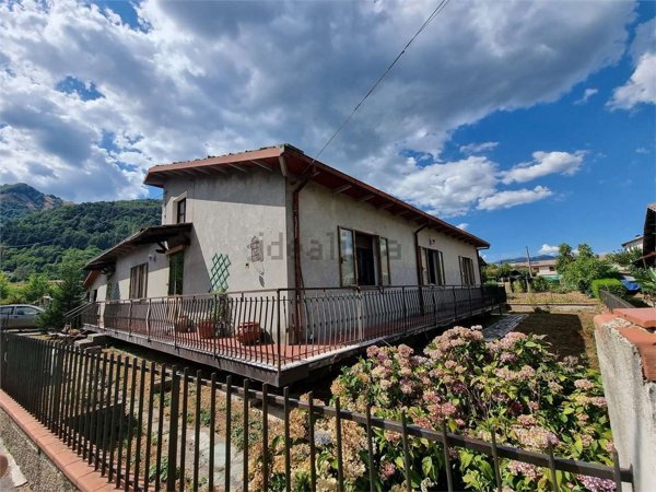 casa indipendente in vendita a Minucciano in zona Gorfigliano