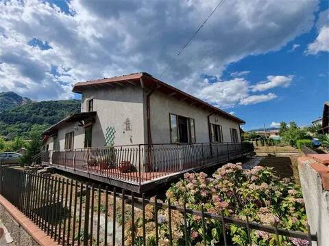 casa indipendente in vendita a Minucciano in zona Gorfigliano