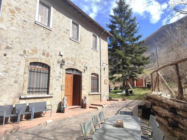 casa indipendente in vendita a Molazzana