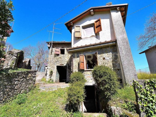 casa indipendente in vendita a Molazzana