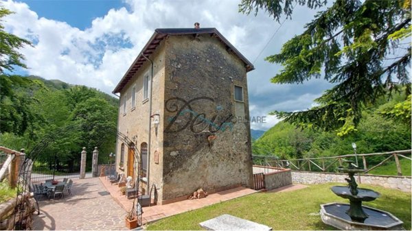 casa indipendente in vendita a Molazzana