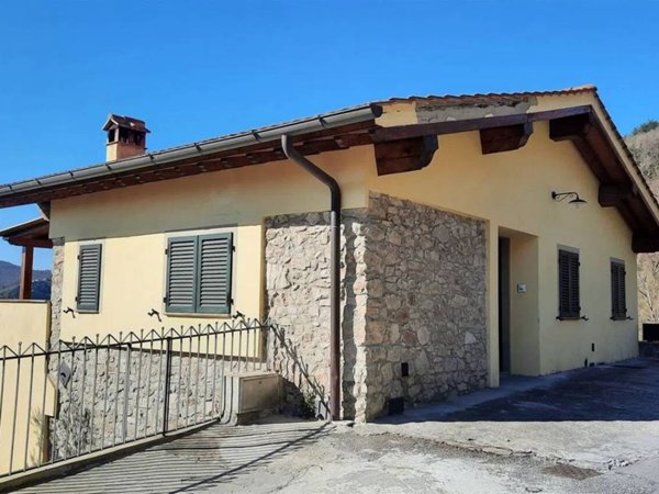 casa indipendente in vendita a Molazzana
