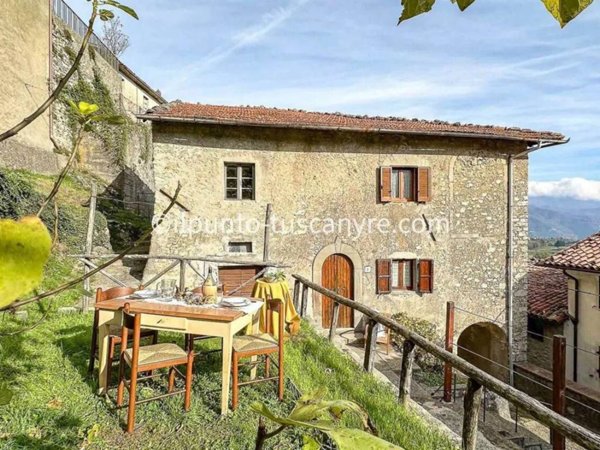 casa indipendente in vendita a Molazzana