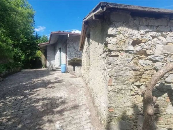 casa indipendente in vendita a Molazzana