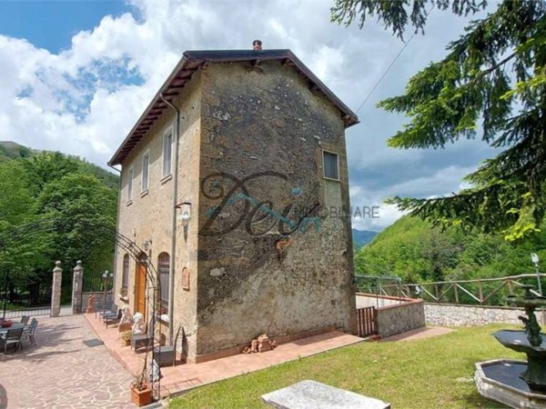casa indipendente in vendita a Molazzana