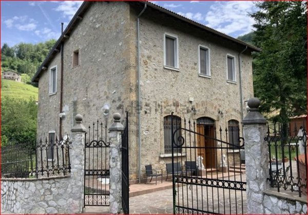 casa indipendente in vendita a Molazzana