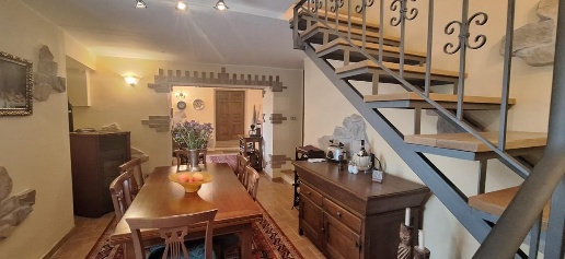 intera palazzina in vendita a Molazzana in zona Eglio