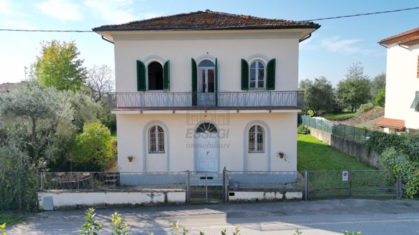 casa indipendente in vendita a Montecarlo