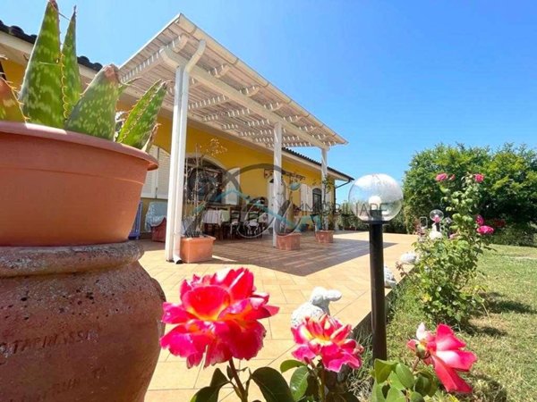 casa indipendente in vendita a Montecarlo