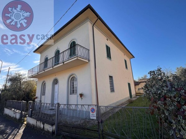 casa indipendente in vendita a Montecarlo