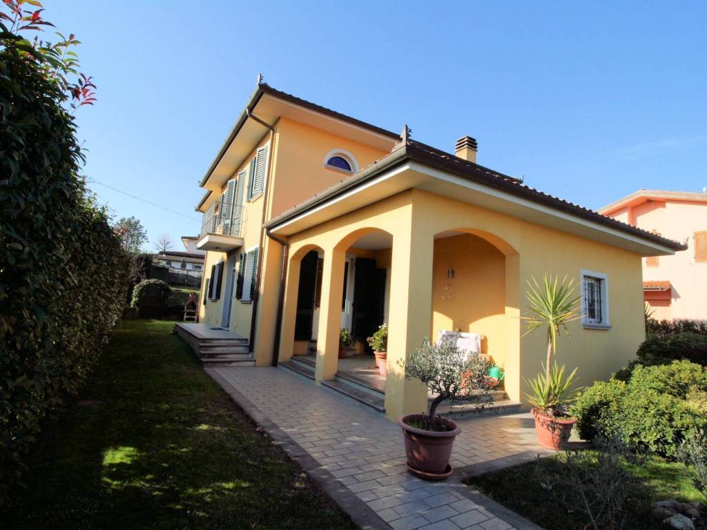 casa indipendente in vendita a Montecarlo