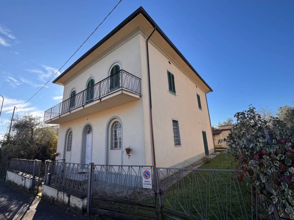 casa indipendente in vendita a Montecarlo