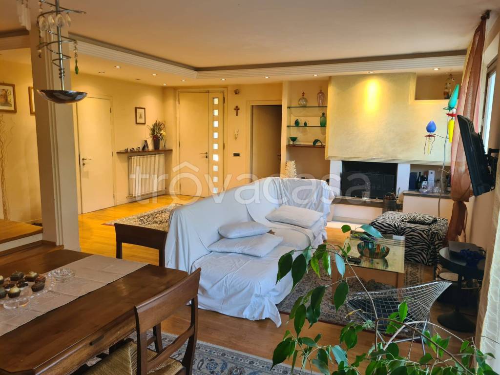 casa indipendente in vendita a Montecarlo
