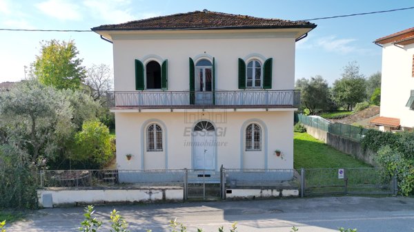 casa indipendente in vendita a Montecarlo