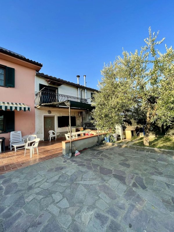 casa indipendente in vendita a Montecarlo