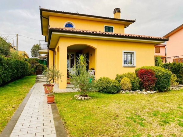 casa indipendente in vendita a Montecarlo