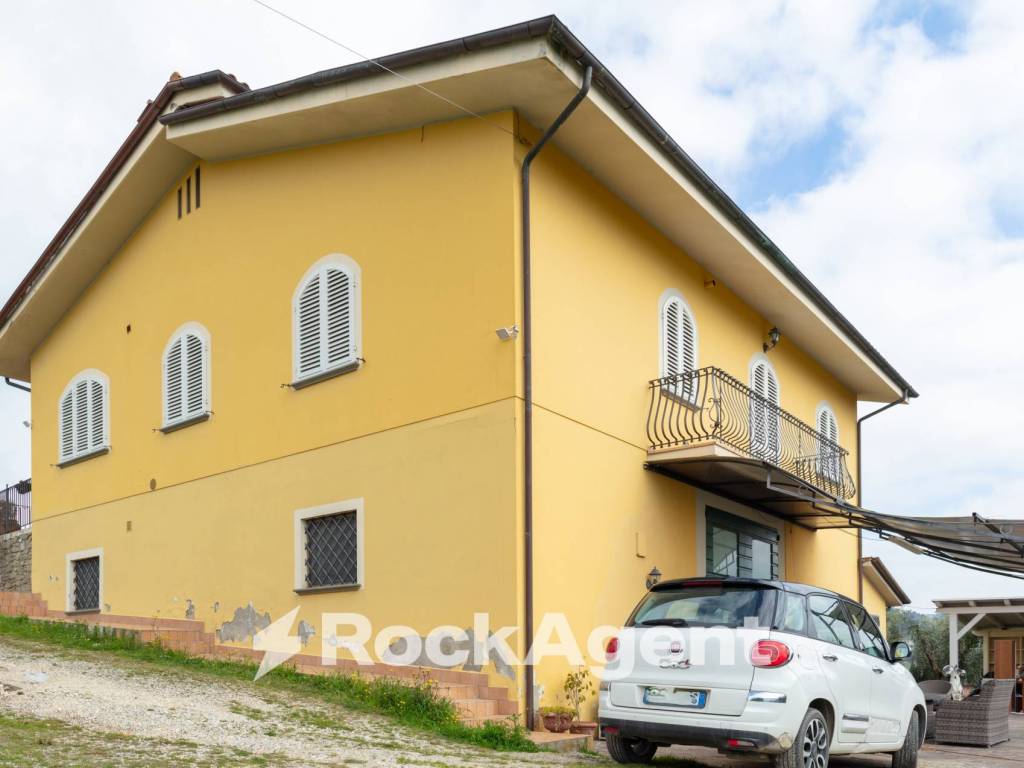 casa indipendente in vendita a Montecarlo