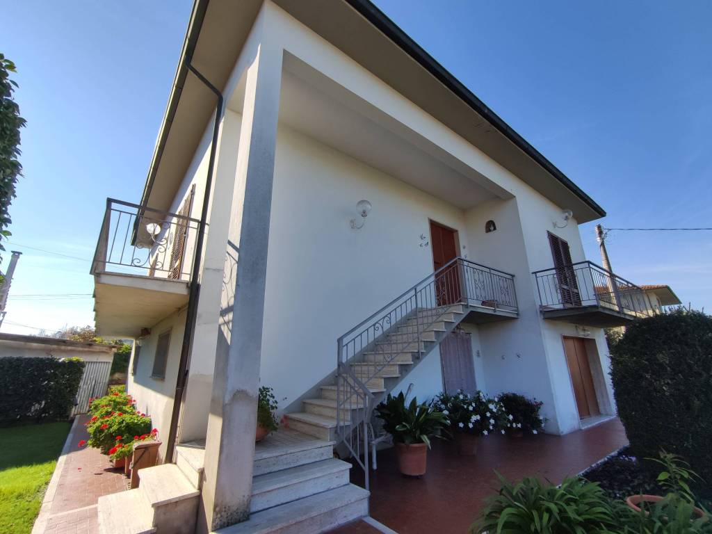 casa indipendente in vendita a Montecarlo