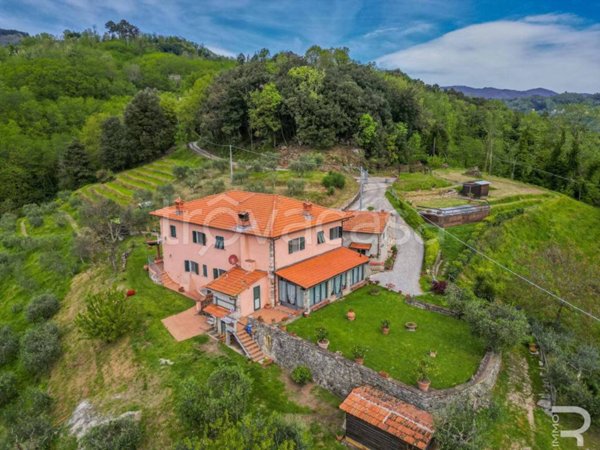 casa indipendente in vendita a Pescaglia in zona Monsagrati