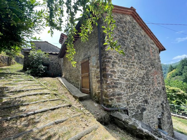 casa indipendente in vendita a Pescaglia