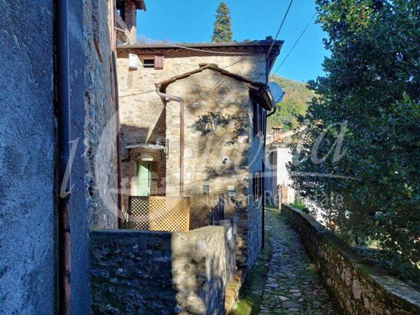 casa indipendente in vendita a Pescaglia in zona Convalle