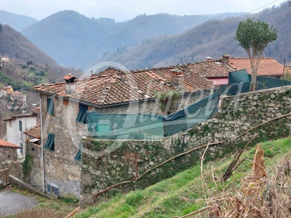casa indipendente in vendita a Pescaglia