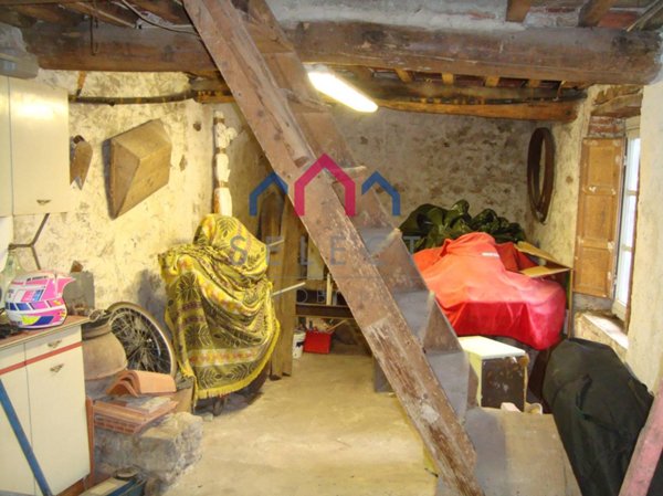casa indipendente in vendita a Pescaglia in zona Vetriano