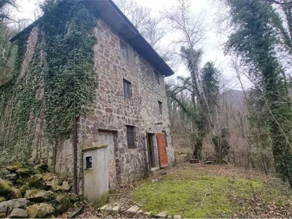 casa indipendente in vendita a Pescaglia