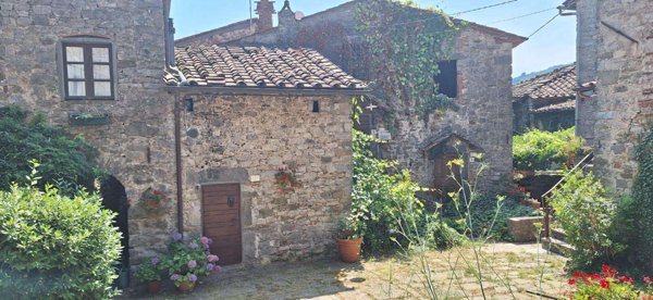 intera palazzina in vendita a Pescaglia in zona Colognora