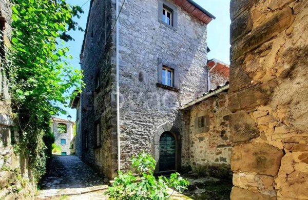 casa indipendente in vendita a Pescaglia