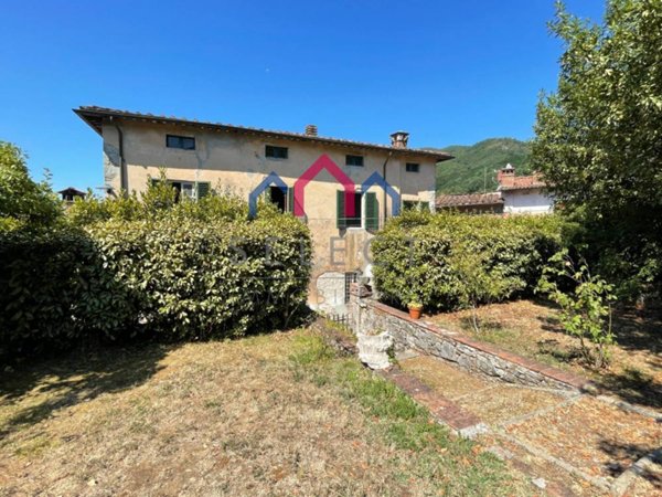 casa indipendente in vendita a Pescaglia in zona Villa a Roggio