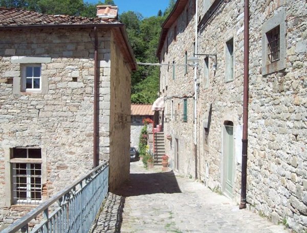 casa indipendente in vendita a Pescaglia in zona Colognora