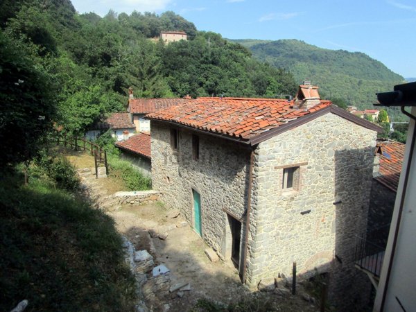 casale in vendita a Pescaglia in zona Vetriano